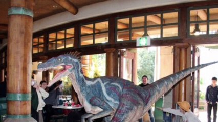 USJ：店内に肉食恐竜乱入！　手が届かない？巨大自販機も　やり過ぎ演出の15周年イベント
