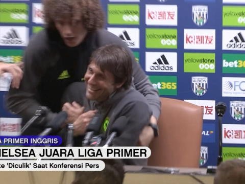 VIRAL: Premier League: Conte 'Diculik' Saat Konferensi Pers
