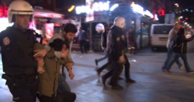 Açlık Grevindeki Akademisyenler İçin Oturma Eylemi Yapan Gruba Polis Müdahalesi