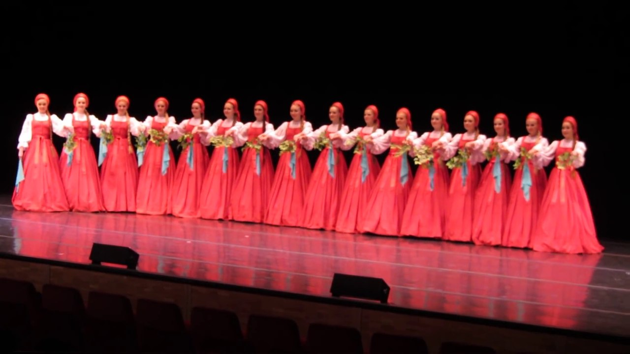 Ces danseuses folkloriques russes lévitent au dessus du sol... Incroyable