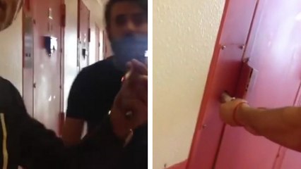 Il ouvre la porte d'une cellule avec un fil de fer