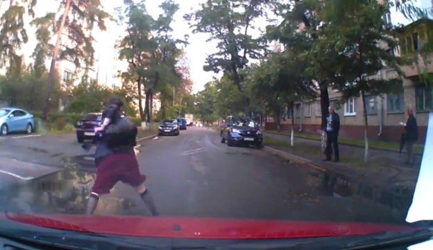 Une dame se fait surprendre par un klaxon