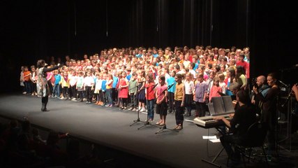 300 enfants chantent en breton au Glenmor