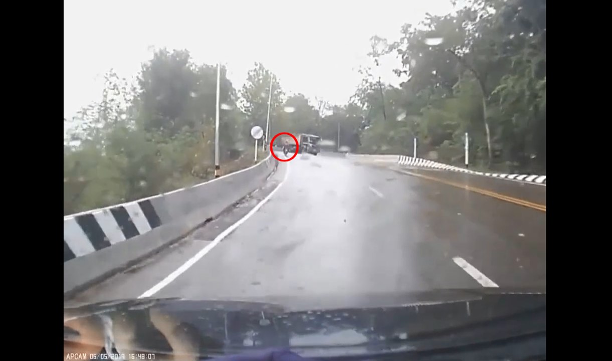 Un camion loupe son virage et percute un motard.