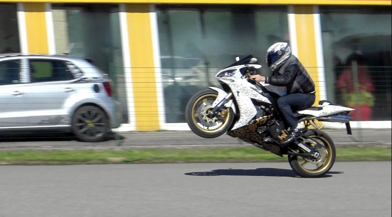 YAMAHA R1 BURN OUT & WHEELIE