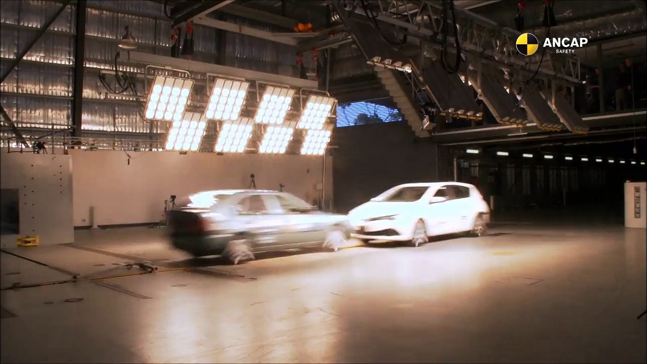 Crash-Test: Toyota Corolla 1998 Vs Corolla 2015.