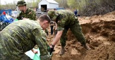 Canadian Armed Forces Work With Volunteers to Prevent Flood Damage