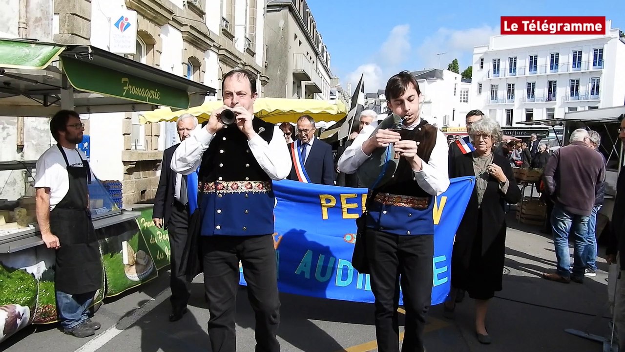 Audierne. Défilé du comité de jumelage Penryn