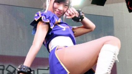 「ストリートファイター5」佐藤かよ：倉持由香と春麗コスプレで美脚バトル