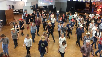 Au Mayfest, on apprend à danser la country