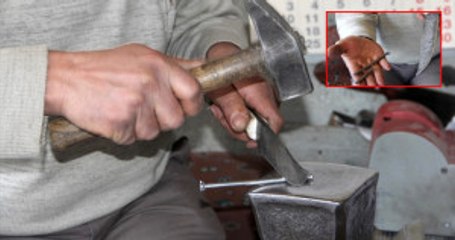 Çeliği 10 Kat Sertleştirerek Ürettikleri Sivas Bıçağı, Çiviyi Kesiyor