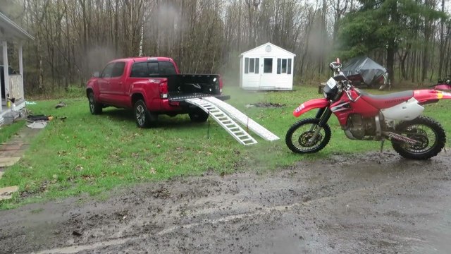 Chargement d'une moto dans la benne d'un pickup (Fail)