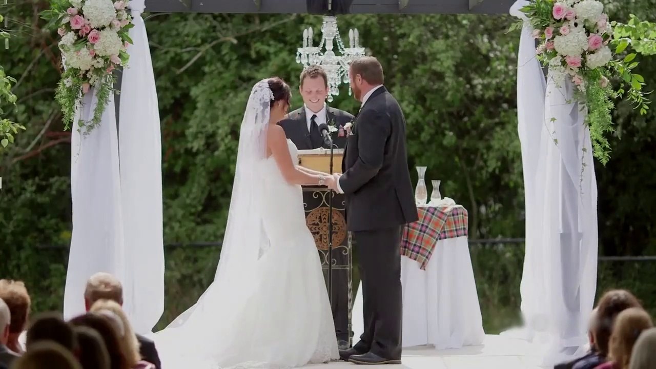 Quand le marié frappe sa future femme devant le prêtre... Ca commence