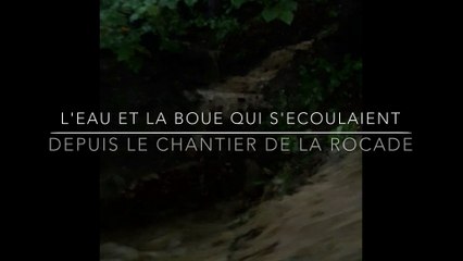 Un torrent de boue et d'eau déferle devant une maison