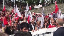 Atatürk'e hakaret edilen TVNet önünde İzmir Marşlı protesto
