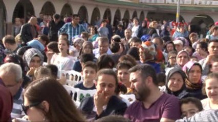 Sağlık Bakanı Recep Akdağ, Zeytinburnu'nda Mesir Macunu Dağıttı