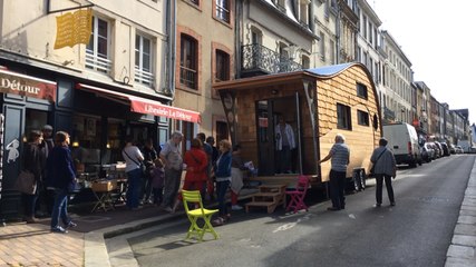 Devant la librairie, la tiny house a attiré les curieux !