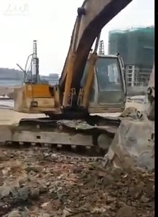 Ekskavatörün Paletlerine Kendi Zincirini Takması