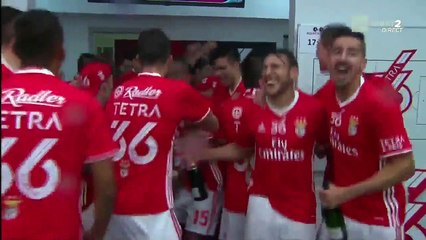 Benfica qui fête son 36e titre de champion en s'amusant avec un scooter !
