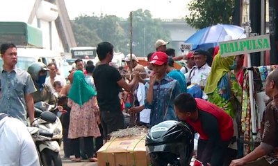 Trotoar Jadi Langganan "Kios" PKL di Tanah Abang