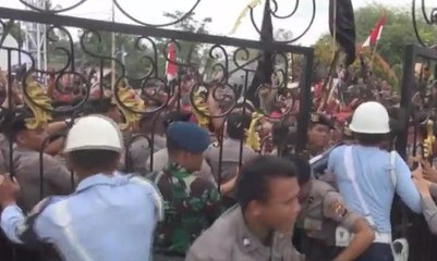 Télécharger la video: Massa di Manado Ini Halangi & Tolak Fahri Hamzah