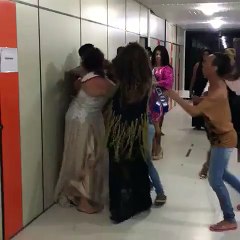 Tremendo juidero en un concurso de belleza para gays dandose con todo