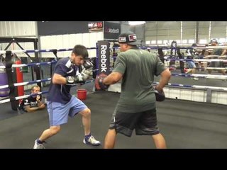 Robert Garcia working with Jonathan Navarro - EsNews Boxing