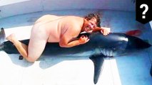 Foto pria telanjang memeluk hiu mati membuat yang menghebohkan - Tomonews