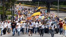 Venezuelans obstruct roads in fresh anti-government protests