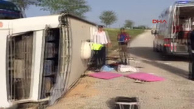 Konya Düğünden Dönenleri Taşıyan Otobüs Devrildi 40 Yaralı