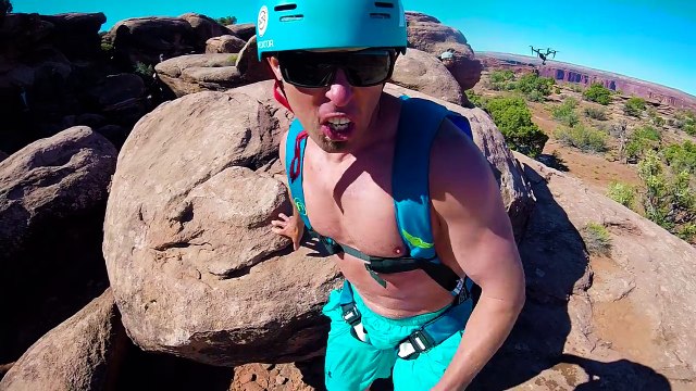 Ils font du pentaglisse au bord du Grand Canyon
