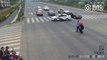 Ce policier chinois stoppe la circulation pour aider un papy à traverser
