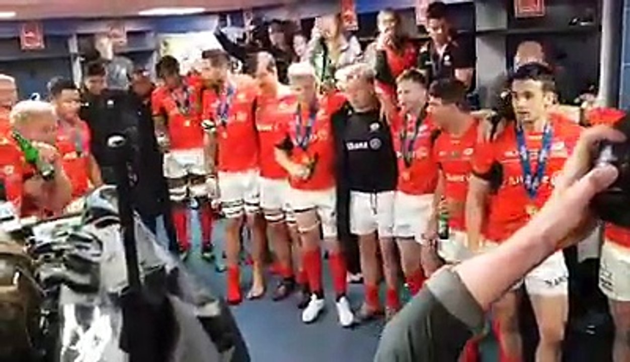 Le Tiki Tonga des Saracens après leur victoire en finale