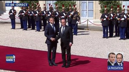 Emmanuel Macron raccompagne François Hollande jusqu'à la voiture