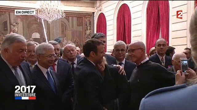 Qui est cette dame blonde qui a fondu en larmes de longues minutes dans les bras d'Emmanuel Macron ?