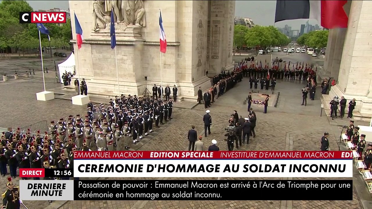 Emmanuel Macron sous l'arc de triomphe pour une cérémonie d'hommage au soldat inconnu