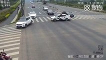 Ce policier chinois stoppe la circulation pour aider un papy à traverser