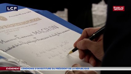 Emmanuel Macron signe le livre d'or sous l'Arc de Triomphe