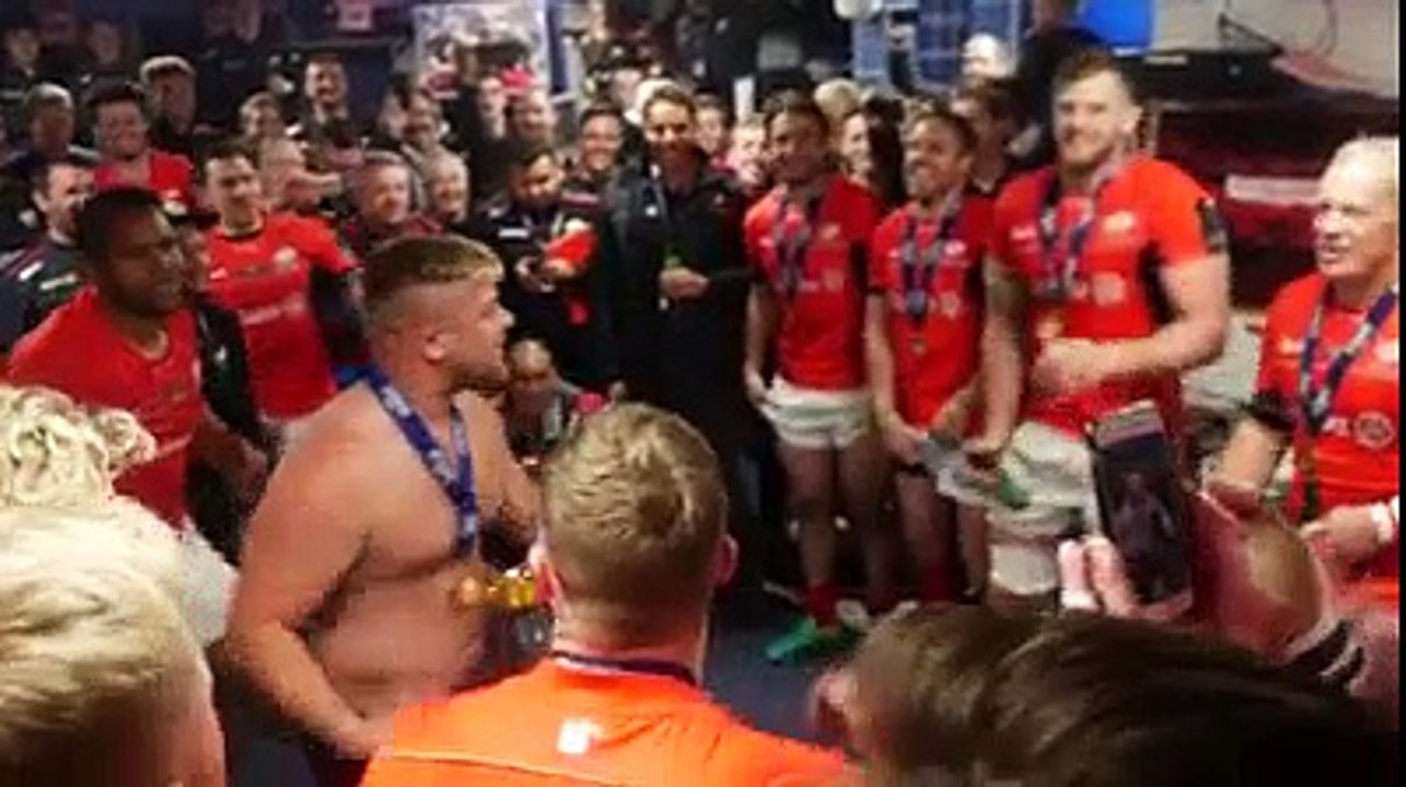 Les Sarries fêtent leur titre en chanson