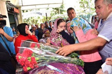 Tarifsiz Acı! Anneler Günü'nde Annesinin Cenazesine Kırmızı Karanfil Bıraktı