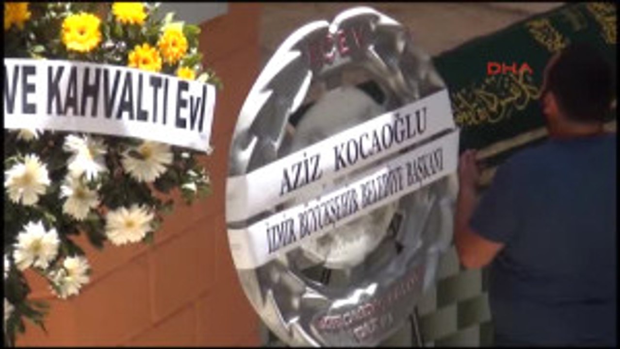 Izmir Buca'da En Acı Anneler Günü; Kaza Kurbanları Toprağa Veriliyor