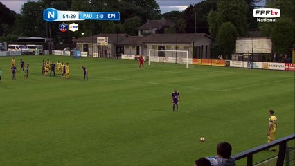 Coup franc très dangereux dans la surface de Pau.