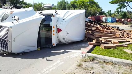 Người đàn ông thoát nạn hy hữu khi xe container lật