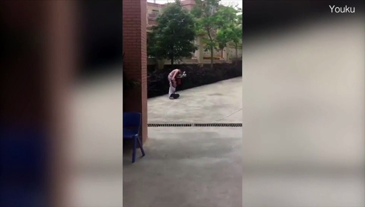 Une prof qui donne pas vraiment envie d'aller à l'école... Mais t'as pas trop le choix