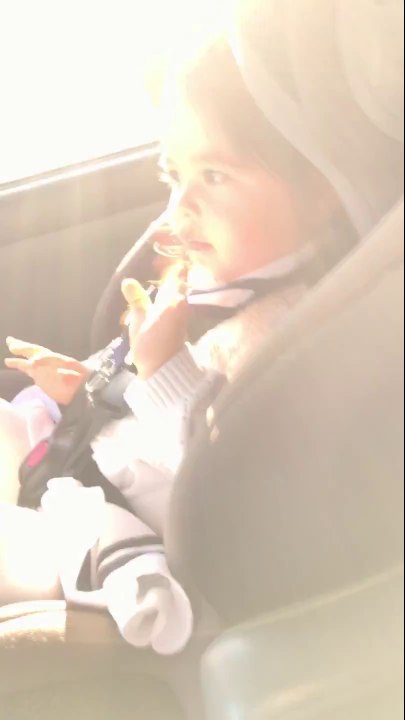 Cette fillette attend son passage préféré de la chanson... Beat The Drop!!!!!!!