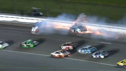 Crash impressionnant en pleine course de NASCAR !