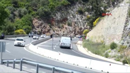 Muğla Sakar Geçidi'ne Karanfil Bıraktılar