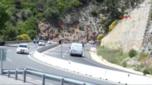 Muğla Sakar Geçidi'ne Karanfil Bıraktılar