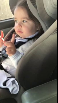 Une fillette mignonne qui danse au rythme du Mega hit Uptown Funk