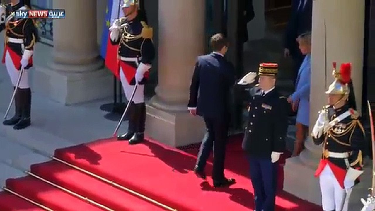 لحظة ارتباك مضحكة بين ماكرون وزوجته